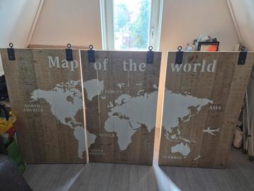 Houten "map of the world"  beschikbaar voor biedingen