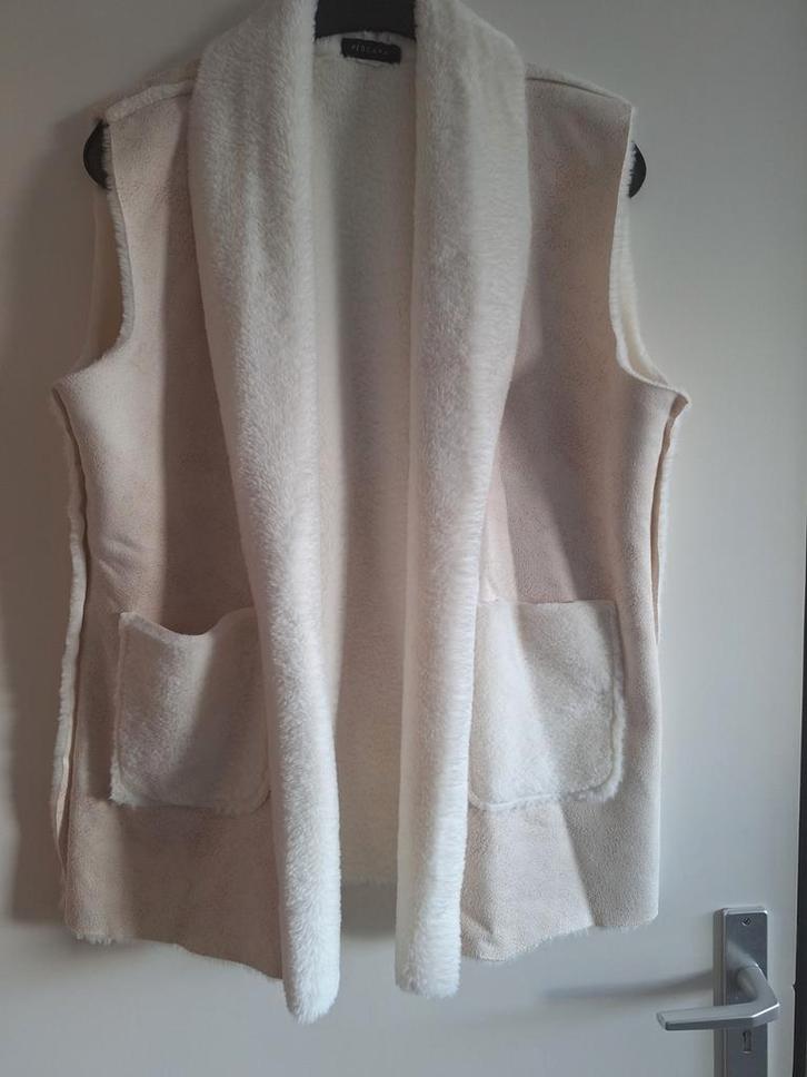 Nieuw zacht gilet pescara mt xl 44 46, Kleding | Dames, Truien en Vesten, Zo goed als nieuw, Maat 42/44 (L), Beige, Ophalen of Verzenden