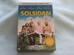 Zweeds: TV-serie Solsidan seizoen 1 op 3 dvd's, Cd's en Dvd's, Dvd's | Tv en Series, Boxset, Komedie, Alle leeftijden, Ophalen of Verzenden