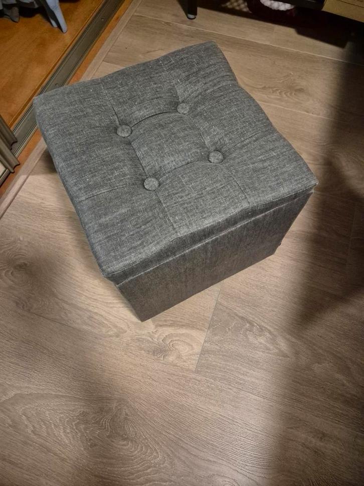 Gusta opbergbox / poef, Huis en Inrichting, Banken | Voetenbanken en Poefen, Zo goed als nieuw, Minder dan 50 cm, Minder dan 50 cm