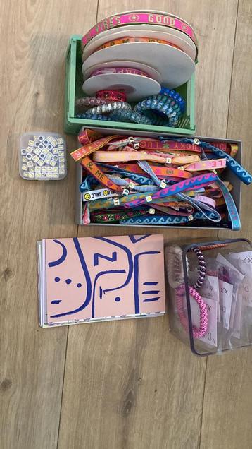 Pakket met lint, lintarmbandjes, kaartjes en meer beschikbaar voor biedingen