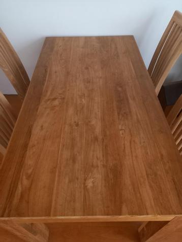 Teak houten eettafel en 4 Gizo eetkamerstoelen beschikbaar voor biedingen