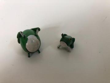 B721 Twee hele kleine houten beeldjes van een pad beschikbaar voor biedingen