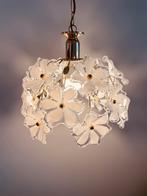 Vintage Kroonluchter met kunststof Bloemen, Huis en Inrichting, Lampen | Kroonluchters, Ophalen of Verzenden, Gebruikt, Metaal
