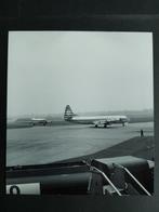 Foto van een KLM Lockheed Electra (F989), Ophalen of Verzenden, Gebruikt, Kaart, Foto of Prent