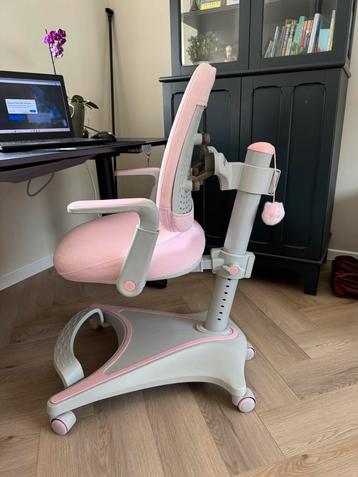Roze ergonomische kinderbureaustoel – zo goed als nieuw beschikbaar voor biedingen