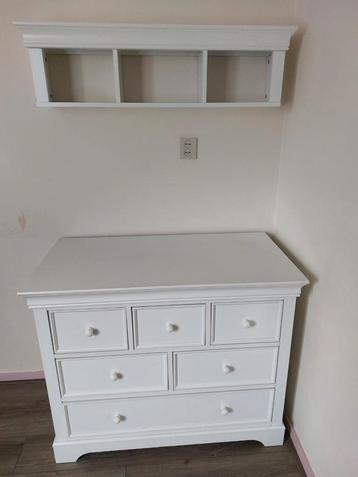 Commode met bovenkast beschikbaar voor biedingen