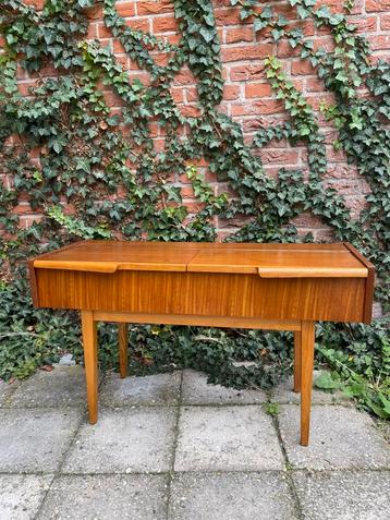 Vintage muziekkastje-/ sidetable beschikbaar voor biedingen