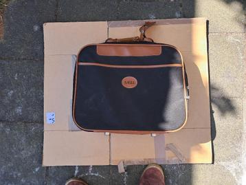 Koffer en bijbehorende (schouder)tas beschikbaar voor biedingen