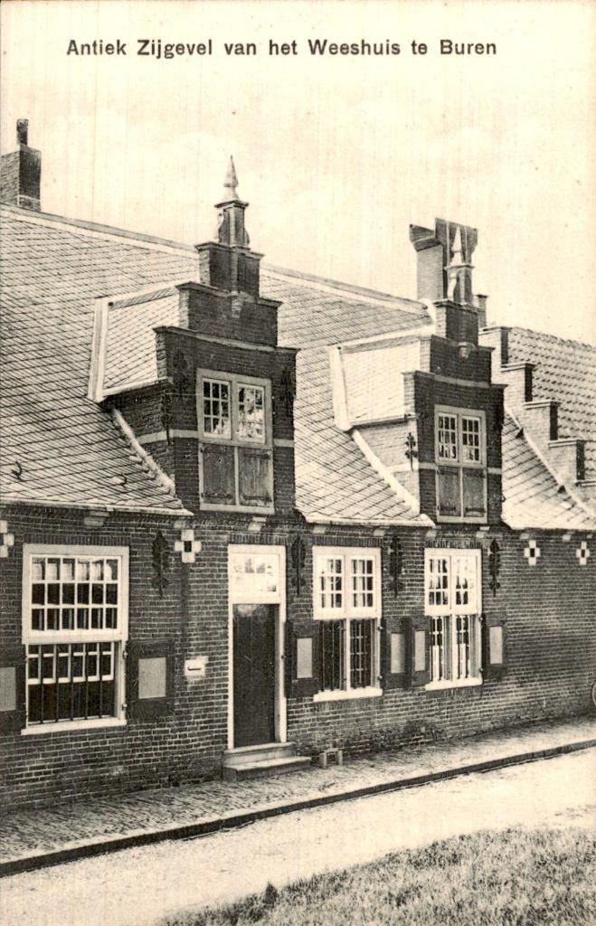 Buren - Antiek Zijgevel van het Weeshuis, Verzamelen, Ansichtkaarten | Nederland, Gelopen, Gelderland, Voor 1920, Ophalen of Verzenden