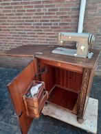 Oude trap naaimachine in kast, Antiek en Kunst, Antiek | Naaimachines, Ophalen