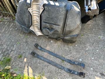 Saab 9-5 brandstof benzine tank met houders beschikbaar voor biedingen