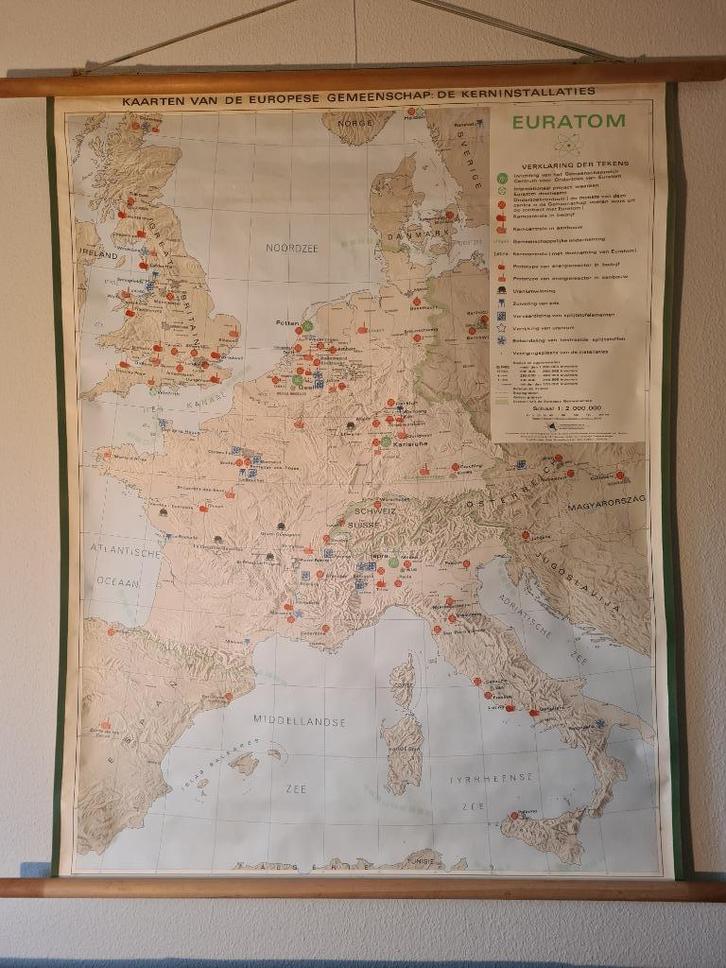 EURATOM Kaart van Europese gemeenschap: de kerninstallaties, Antiek en Kunst, Antiek | Schoolplaten, Aardrijkskunde, Ophalen of Verzenden