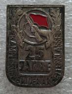 Speld DDR (Oost-Duitsland) - 25 Jahre Kampfgruppen der Arbei, Ophalen of Verzenden, Landmacht, Duitsland, Embleem of Badge
