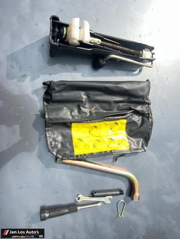 Audi 80 B4 krikset met wielsleutel gereedschap beschikbaar voor biedingen