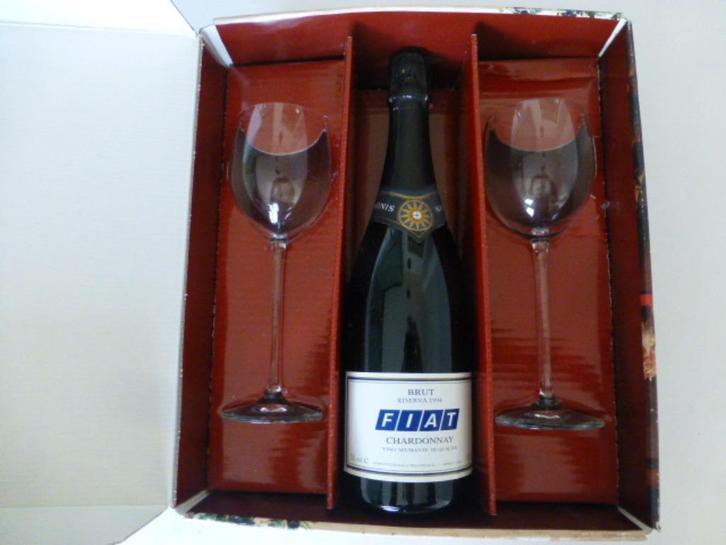 Fiat Chardonnay 1994 met twee glazen, Verzamelen, Wijnen, Zo goed als nieuw, Overige typen, Overige gebieden, Vol, Ophalen of Verzenden
