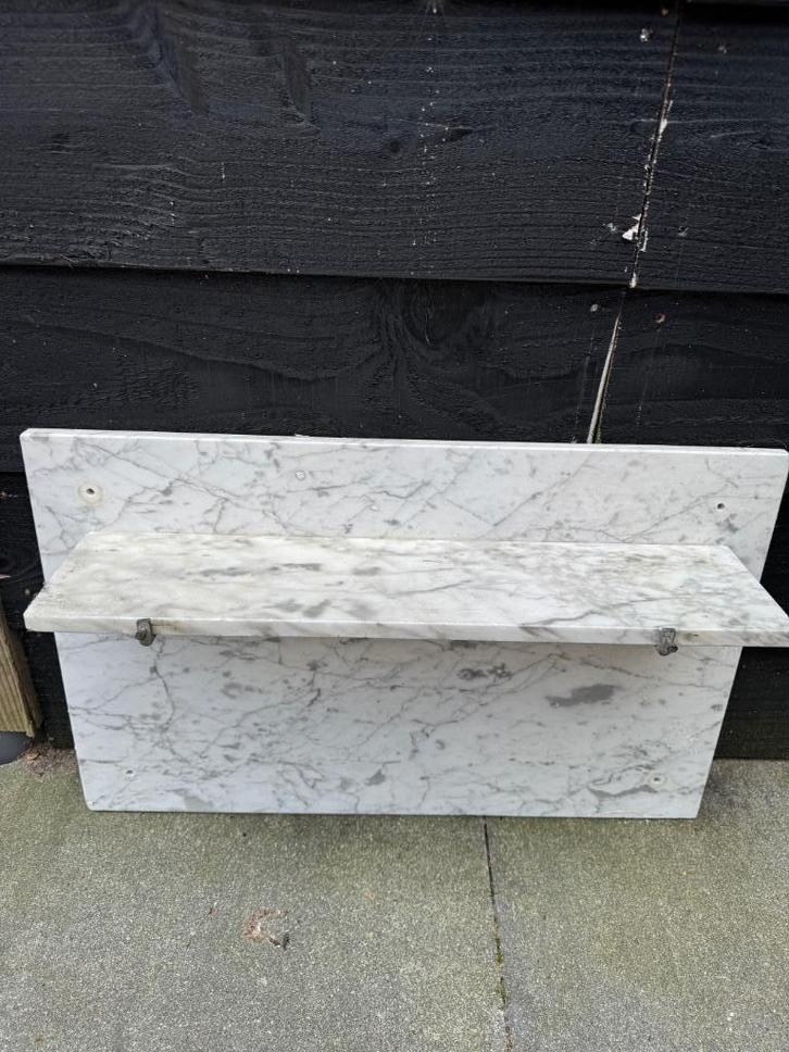 Vintage wastafel met marmer achterwand en planchet, Huis en Inrichting, Badkamer | Badkamermeubels, Gebruikt, Wasbak of Wastafel