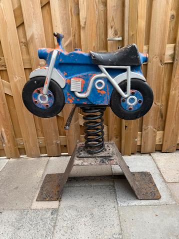 Hobbel/wipkip motor van aluminium ( 1970 ) speeltoestel beschikbaar voor biedingen