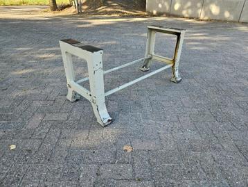 Industrieel gietijzeren machine onderstel Hoog 60 cm  beschikbaar voor biedingen
