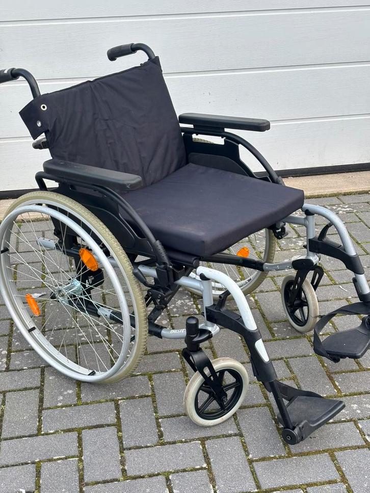 Brede inklapbare rolstoel van Breezy, Diversen, Rolstoelen, Zo goed als nieuw, Handbewogen rolstoel, Inklapbaar, Ophalen of Verzenden