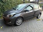 Toyota Yaris 1.5 Full Hybrid CVT 5DR 2013 Grijs, Auto's, Toyota, 1497 cc, 74 pk, Zwart, 4 cilinders