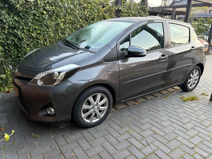 Toyota Yaris 1.5 Full Hybrid CVT 5DR 2013 Grijs, Auto's, Toyota, Particulier, Yaris, Achteruitrijcamera, Airbags, Airconditioning