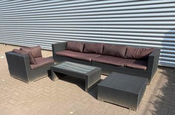 Grijze loungeset met tafel en hocker beschikbaar voor biedingen