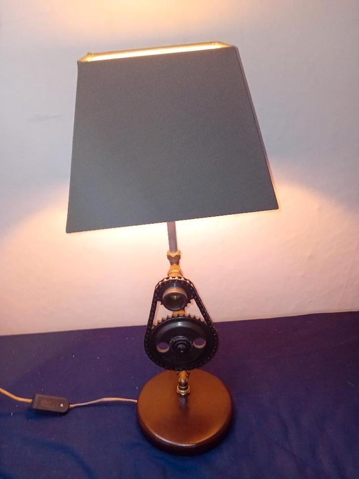 Lamp gemaakt van auto onderdelen., Huis en Inrichting, Lampen | Tafellampen, Gebruikt, 50 tot 75 cm, Ophalen of Verzenden