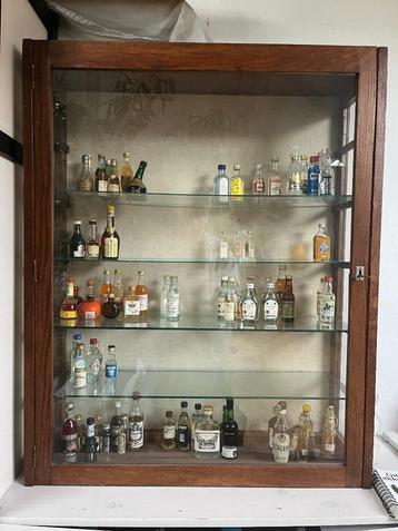 mini gedestilleerd diverse merken in kast beschikbaar voor biedingen