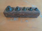 antiek gewichtenblok compleet en 4 losse gewichten, Antiek en Kunst, Antiek | Gereedschap en Instrumenten, Ophalen