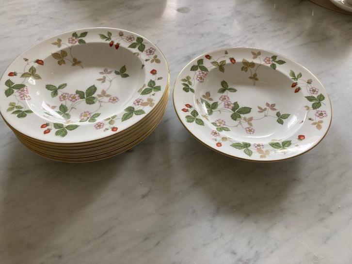 Wedgwood Wild Strawberry diepe borden, Huis en Inrichting, Keuken | Servies, Zo goed als nieuw, Bord(en), Wedgwood, Porselein