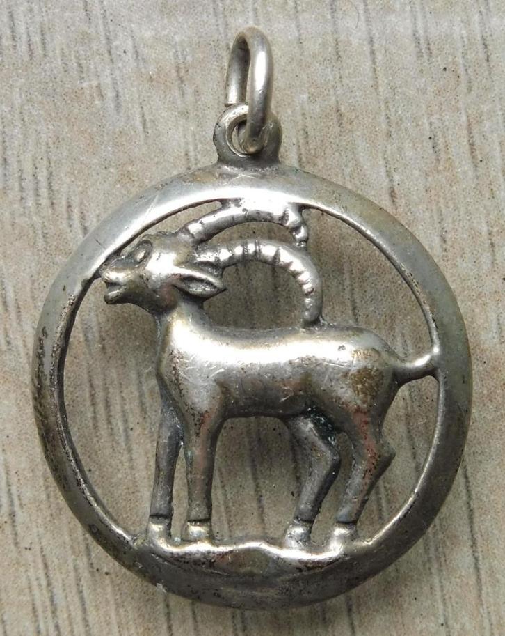 Vintage zilveren hanger sterrenbeeld Steenbok, Sieraden, Tassen en Uiterlijk, Kettinghangers, Gebruikt, Zilver, Zilver, Overige voorstellingen