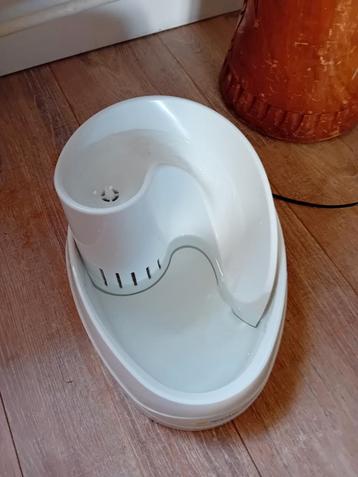 Drinkfontein kat beschikbaar voor biedingen