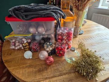 Assortiment kerstspullen incl. Kerstballenbak Curver beschikbaar voor biedingen