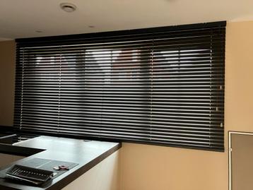 Aluminium jaloezieën met houtprint beschikbaar voor biedingen