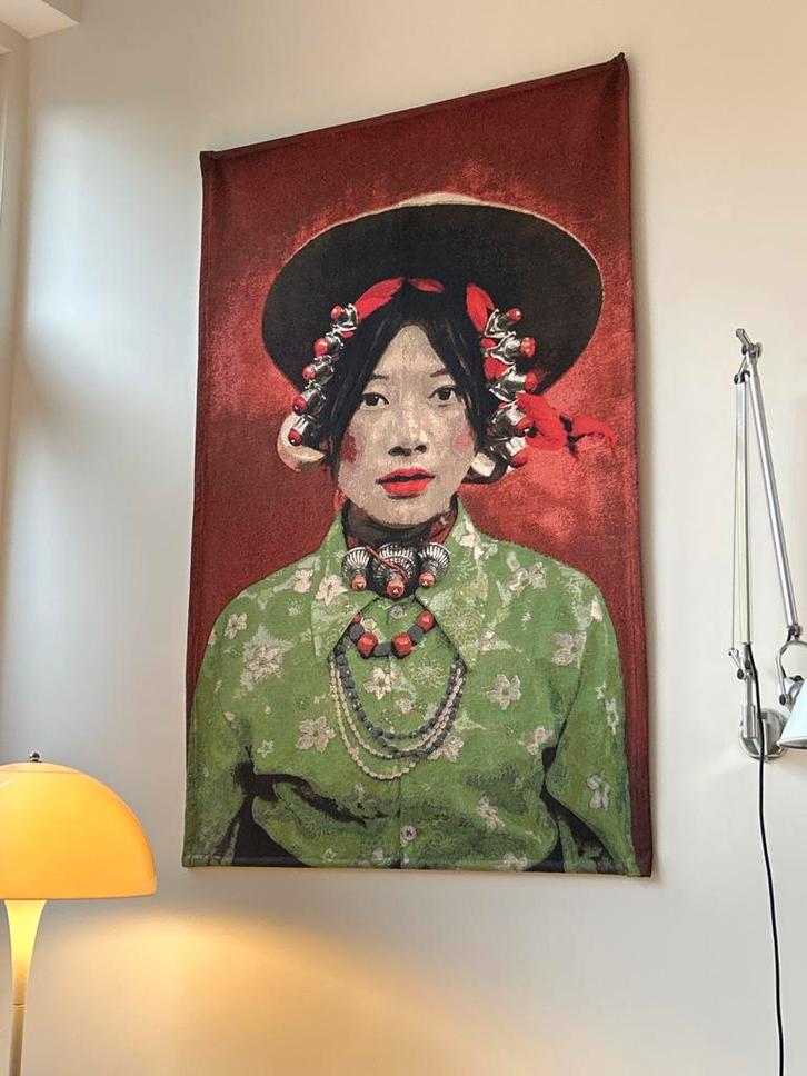 Wandkleed gobelin geweven Tibetan Girl by Steve McCurry, Huis en Inrichting, Woonaccessoires | Schilderijen, Tekeningen en Foto's
