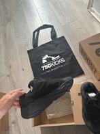Adidas Yeezy Boost 700 MNVN Triple Black Maat EU41 1/3 - US8, Kleding | Heren, Schoenen, Zwart, Yeezy, Nieuw, Sneakers of Gympen