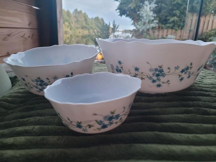 Vintage Set van 3 Schalen melkglas bloemenmotief, Huis en Inrichting, Keuken | Servies, Gebruikt, Kom(men), Overige stijlen, Porselein