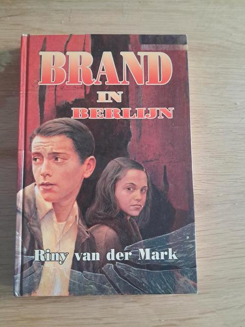 Brand in Berlijn - Riny van der Mark, Boeken, Kinderboeken | Jeugd | 13 jaar en ouder, Gelezen, Fictie, Ophalen of Verzenden