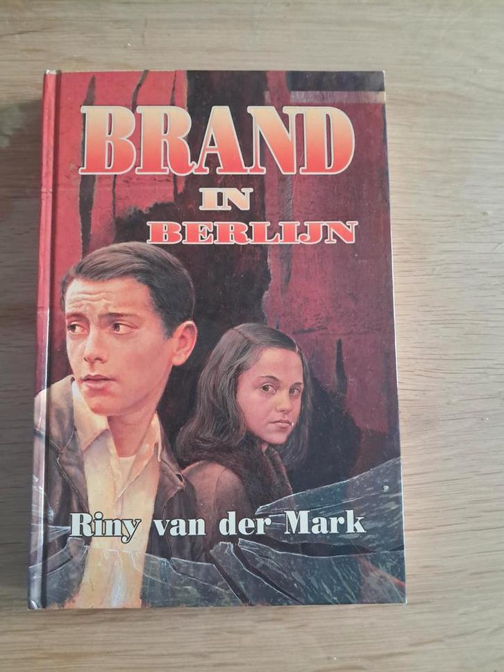 Brand in Berlijn - Riny van der Mark, Boeken, Kinderboeken | Jeugd | 13 jaar en ouder, Gelezen, Fictie, Ophalen of Verzenden
