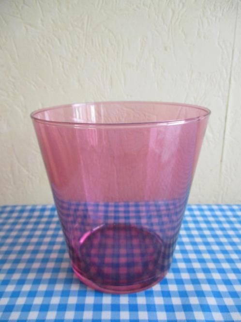 Vaas -  Roze glas. 13.5 cm hoog., Huis en Inrichting, Woonaccessoires | Vazen, Zo goed als nieuw, Overige kleuren, Minder dan 50 cm