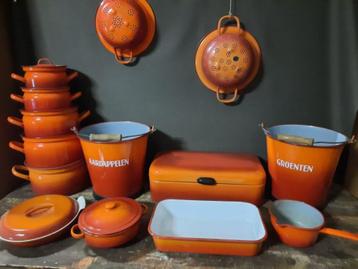 Zeer nette mooie en GROTE verzameling emaille set oranje beschikbaar voor biedingen