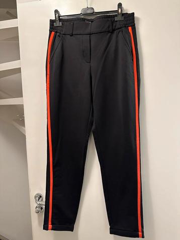 Zwarte Opus broek met oranje streep - Maat M beschikbaar voor biedingen