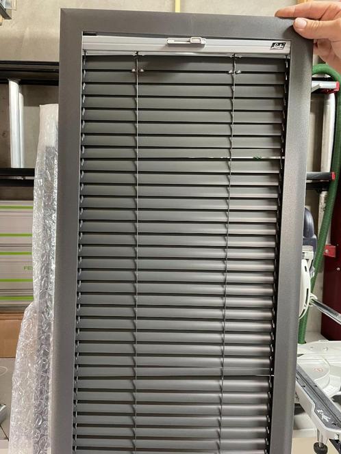 Set Luxaflex Aluminium frame met jaloezie, zwart. Nieuw!, Huis en Inrichting, Stoffering | Gordijnen en Lamellen, Nieuw, 150 tot 200 cm