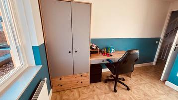 Free Kledingkast, bureau en stoel