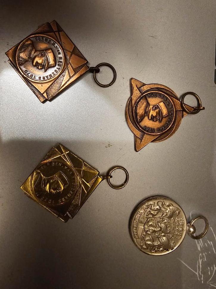 Regiment van Heutsz medailles, Verzamelen, Speldjes, Pins en Buttons, Gebruikt, Speldje of Pin, Overige onderwerpen, Ophalen of Verzenden