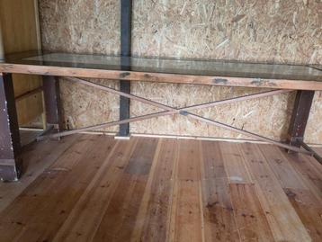 Robuuste tafel beschikbaar voor biedingen