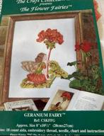 BORDUURPAKKET FLOWER FAIRIES GERANIUM FAIRY PLUS PLUS, Hobby en Vrije tijd, Borduren en Borduurmachines, Verzenden, Nieuw, Handborduren