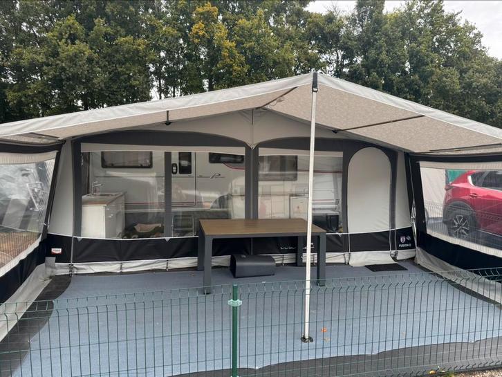 Burstner Premio, Caravans en Kamperen, Caravans, Particulier, tot en met 4, 1000 - 1250 kg, Treinzit, Bürstner, Queensbed, 7 tot 8 meter