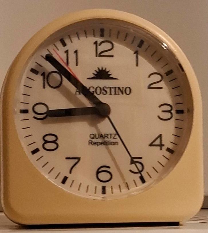 Wekker  AGGOSTINO.  Kunststof. Ca '80. RARE.  9/9.5 cm., Witgoed en Apparatuur, Wekkers, Zo goed als nieuw, Analoog, Ophalen